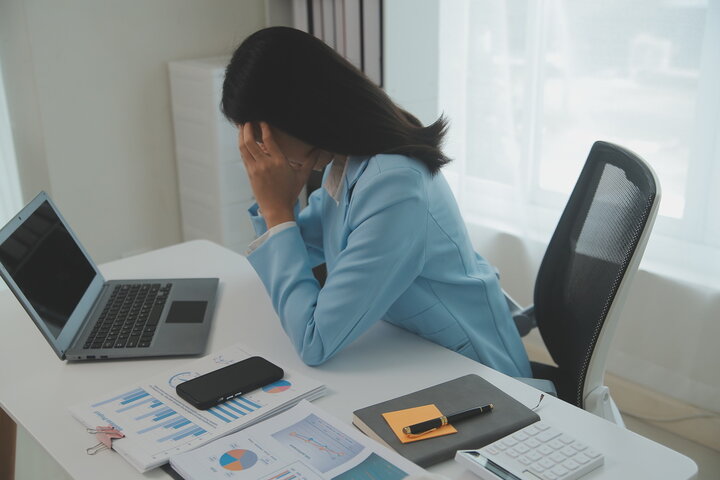 眼精疲労の女性